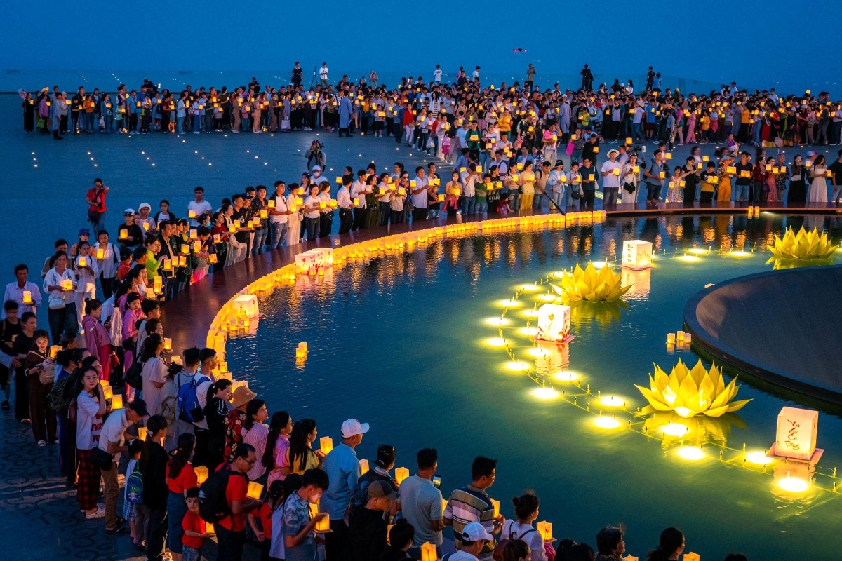 Lễ hội “Hương Sắc Tây Ninh 2026” là sự kiện lớn nhất năm diễn ra trên Núi Bà Đen, kéo dài từ 20/2 (mùng 4 Tết) đến 18/3/2026.