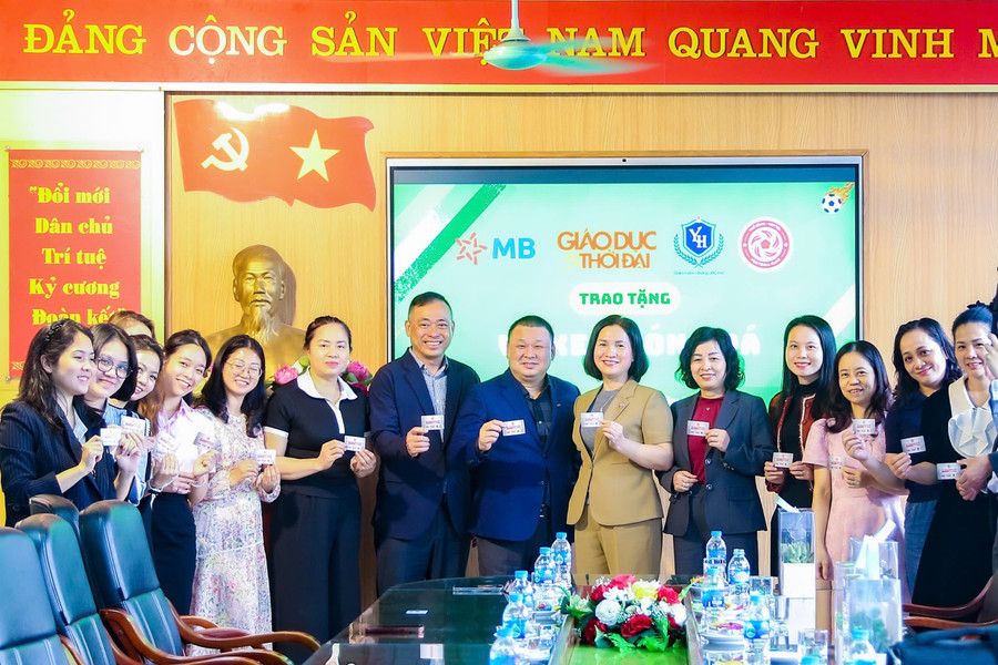 Đơn vị tài trợ trao tặng vé xem bóng đá cho đại diện Trường Tiểu học Yên Hòa.