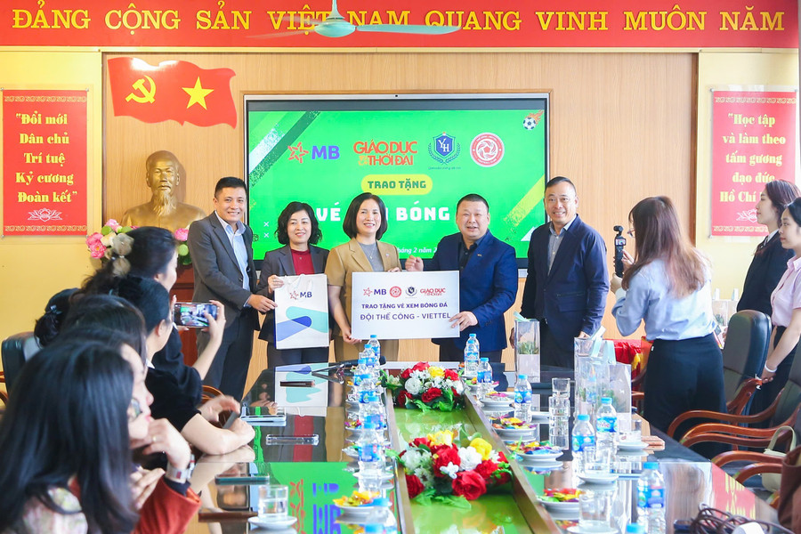 Đơn vị tài trợ trao tặng vé xem bóng đá cho đại diện Trường Tiểu học Yên Hòa. b3.jpg