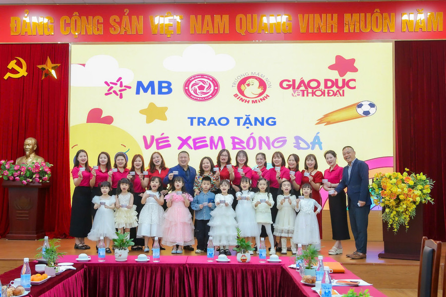 Đơn vị tài trợ trao tặng vé xem bóng đá cho đại diện Trường Mầm non Bình Minh. b8.jpg