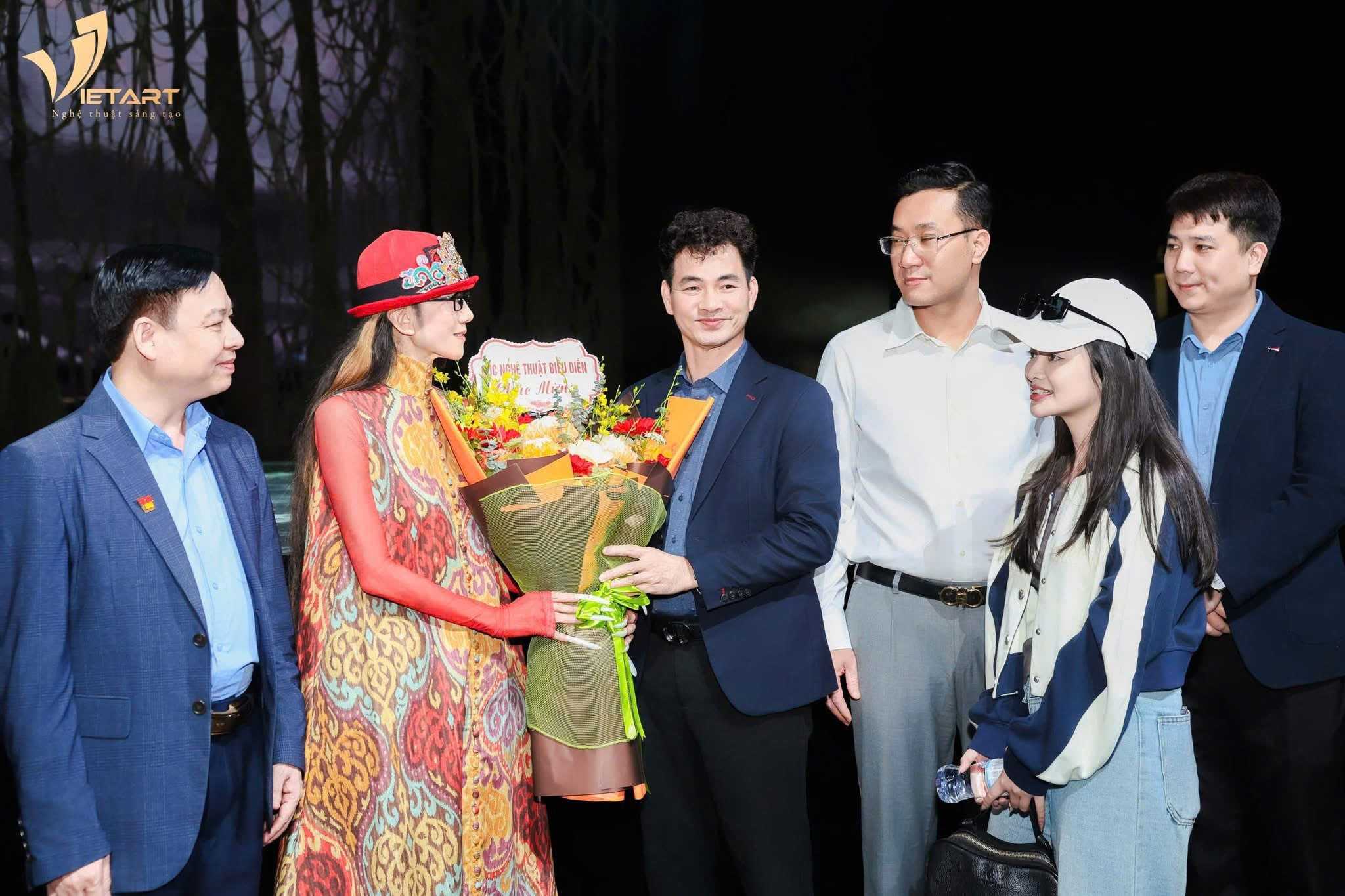 Cục trưởng Cục Nghệ thuật biểu diễn – NSND Xuân Bắc tặng hoa nghệ sĩ Dương Lệ Bình trong buổi tổng duyệt “Khổng tước – The Peacock Hanoi 2026”